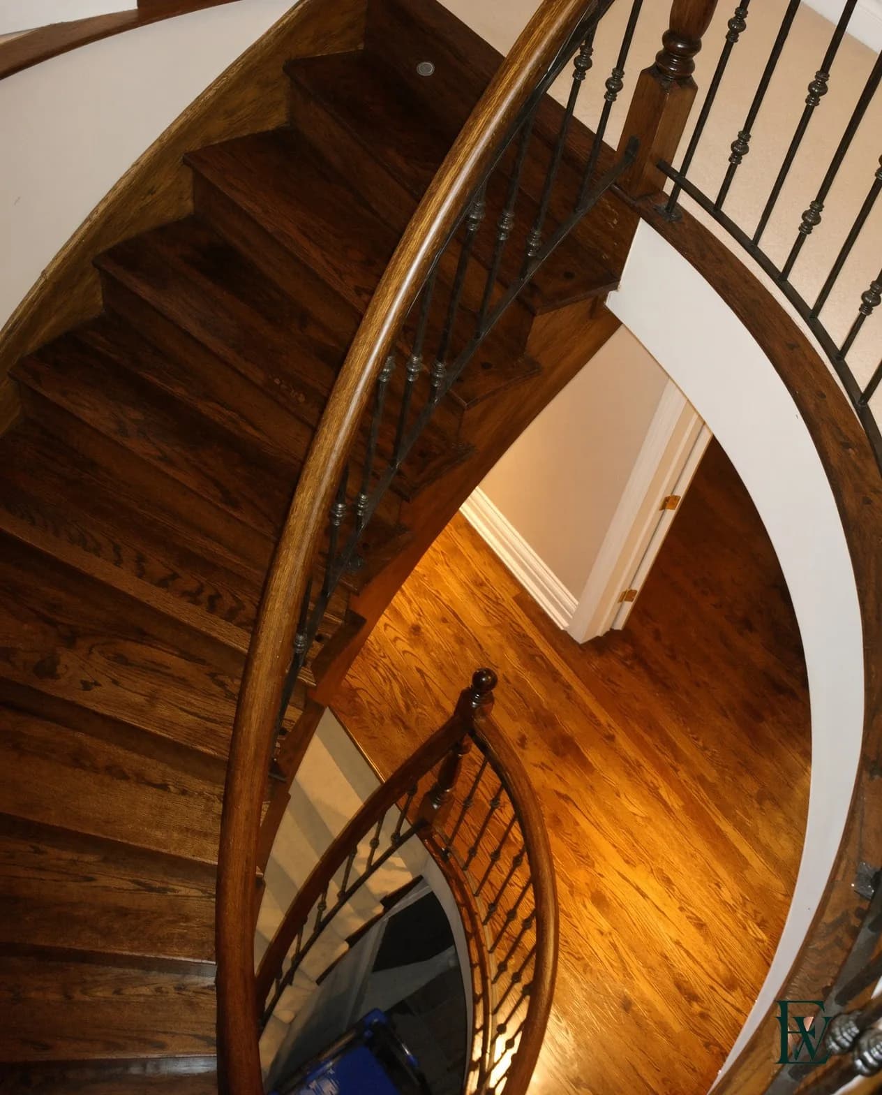 Spiral oak — Wedge treads around a single centre.